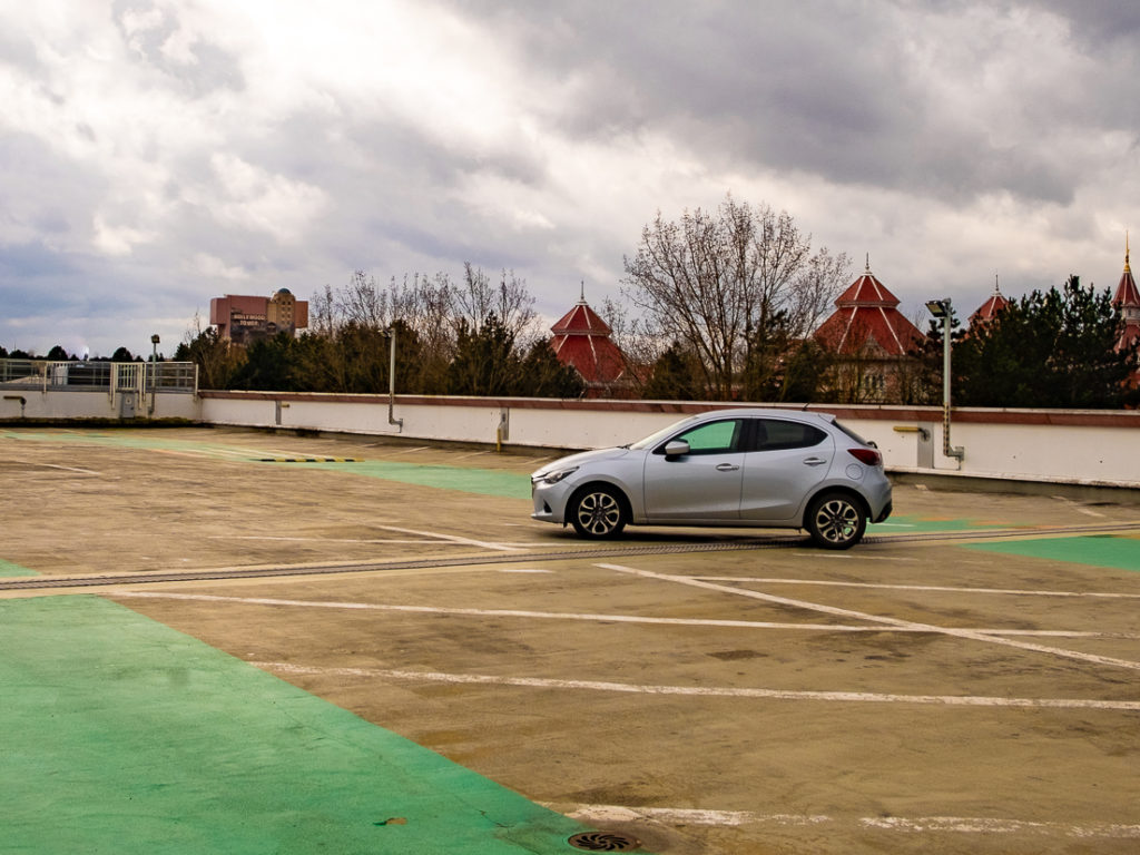 Seule au parking -Eggleston